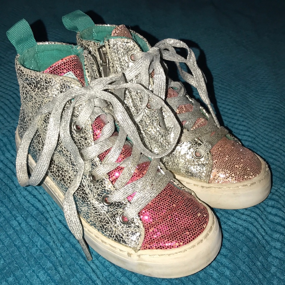 Chooze mismatched shoes